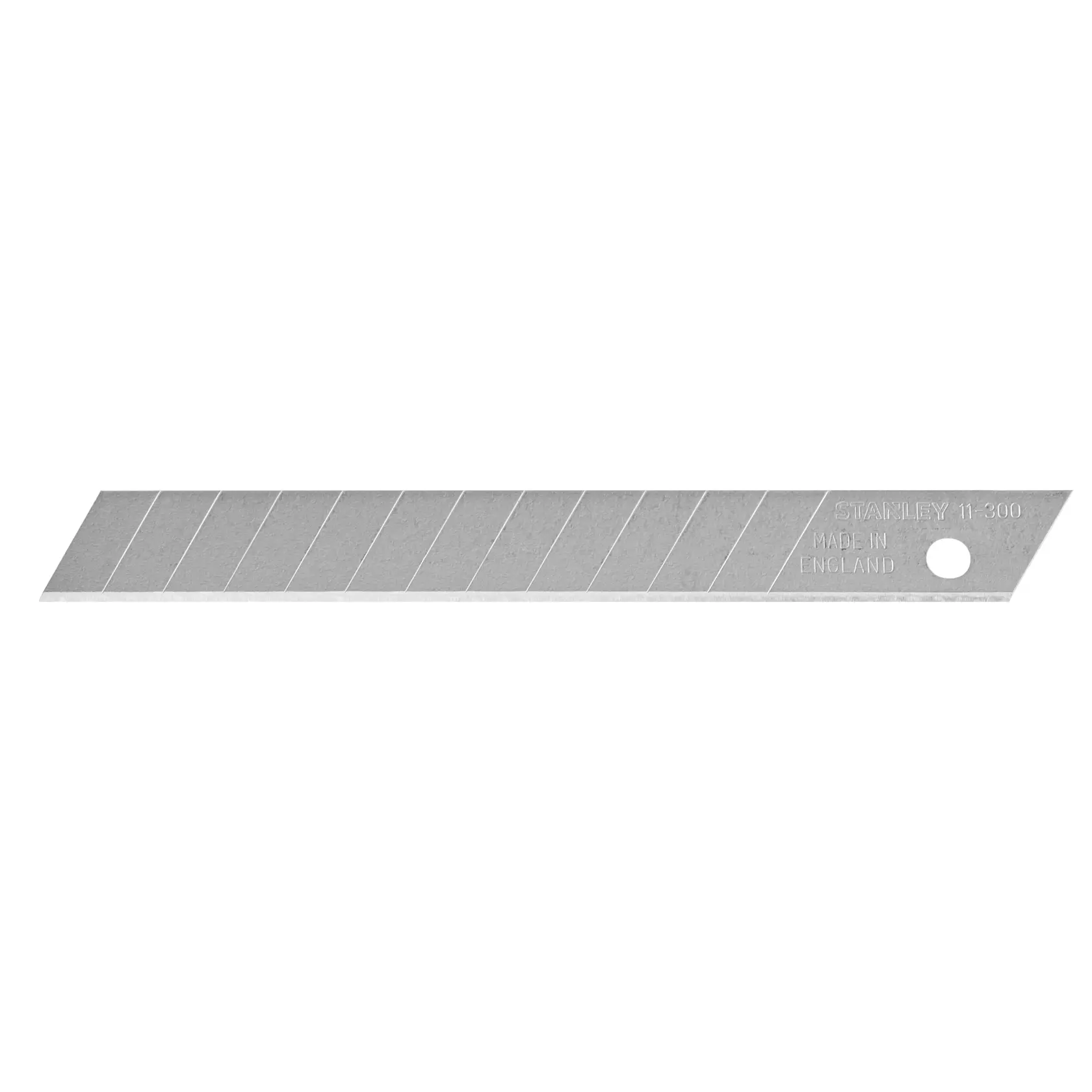 Silbernes Abbrechklingenmesser mit diagonalen Linien und Loch an einem Ende, vor weißem Hintergrund.