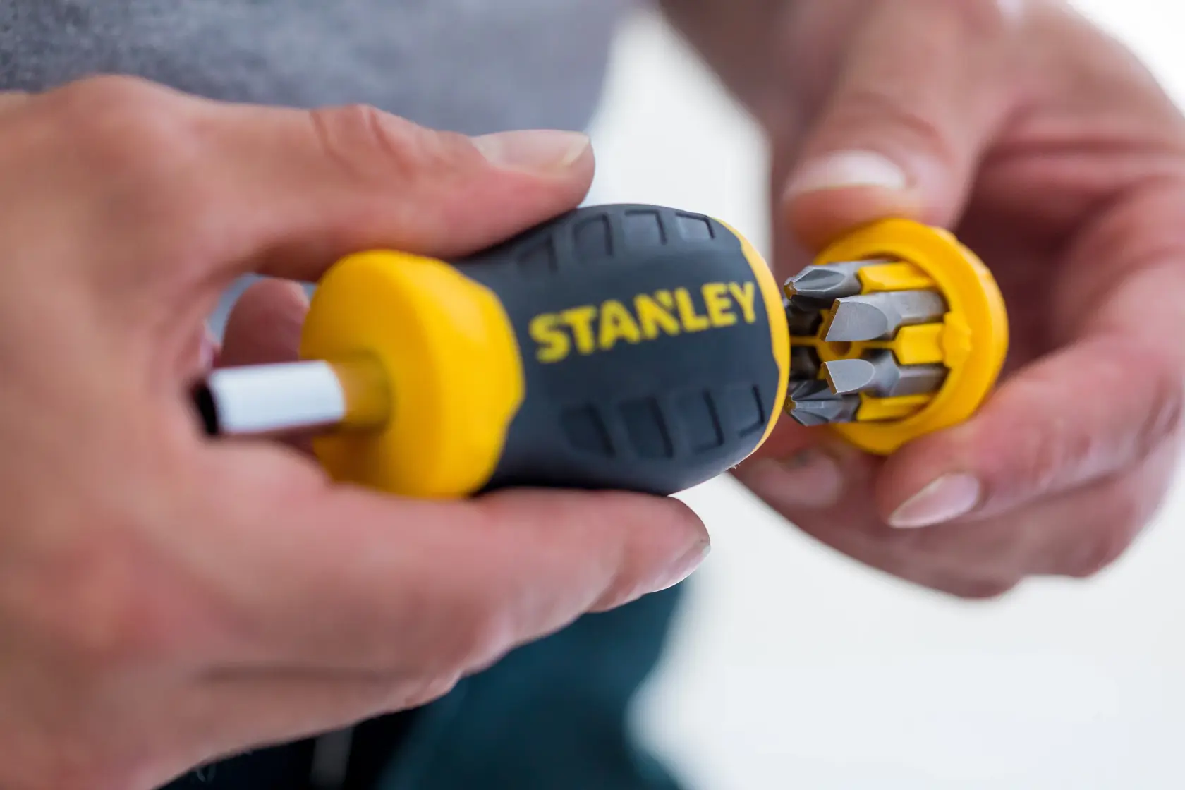 STANLEY 0-66-357 Multibit-Schraubendreher mit gelb-schwarzem Griff, Nahaufnahme, Bit-Aufbewahrung im Deckel.