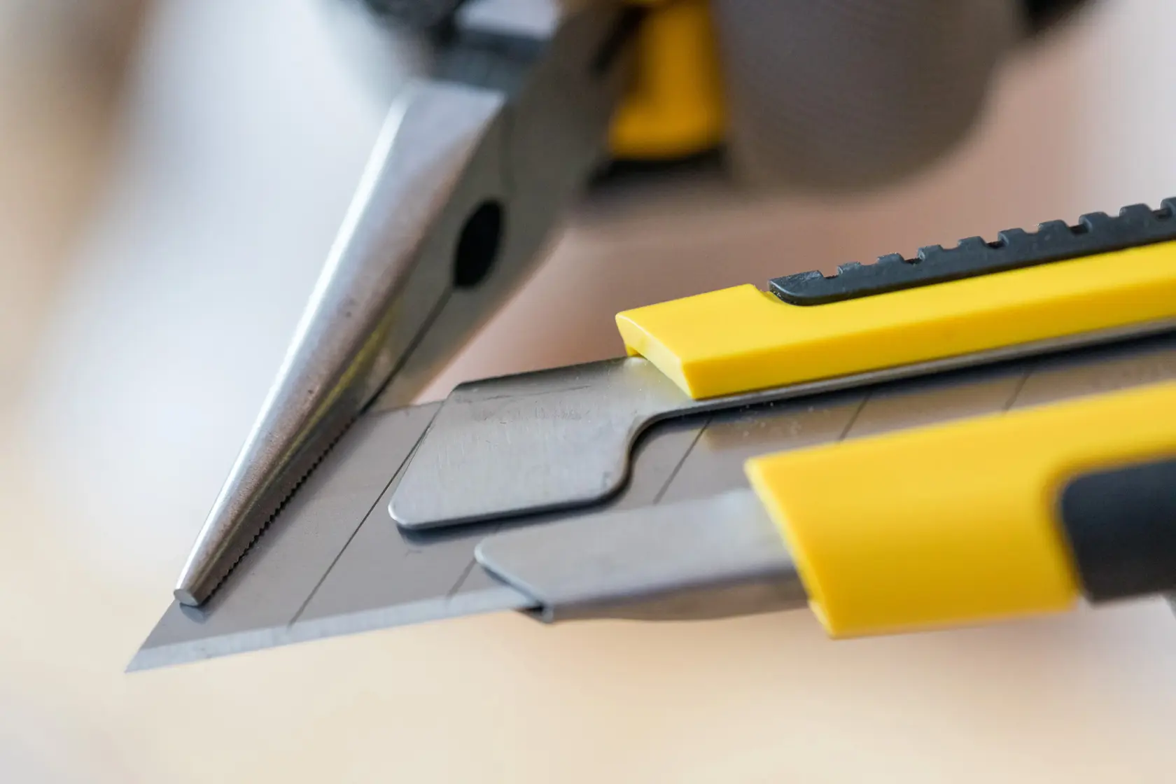 STANLEY 1-10-425 utility knife with yellow handle and snap-off blade, close-up photography.