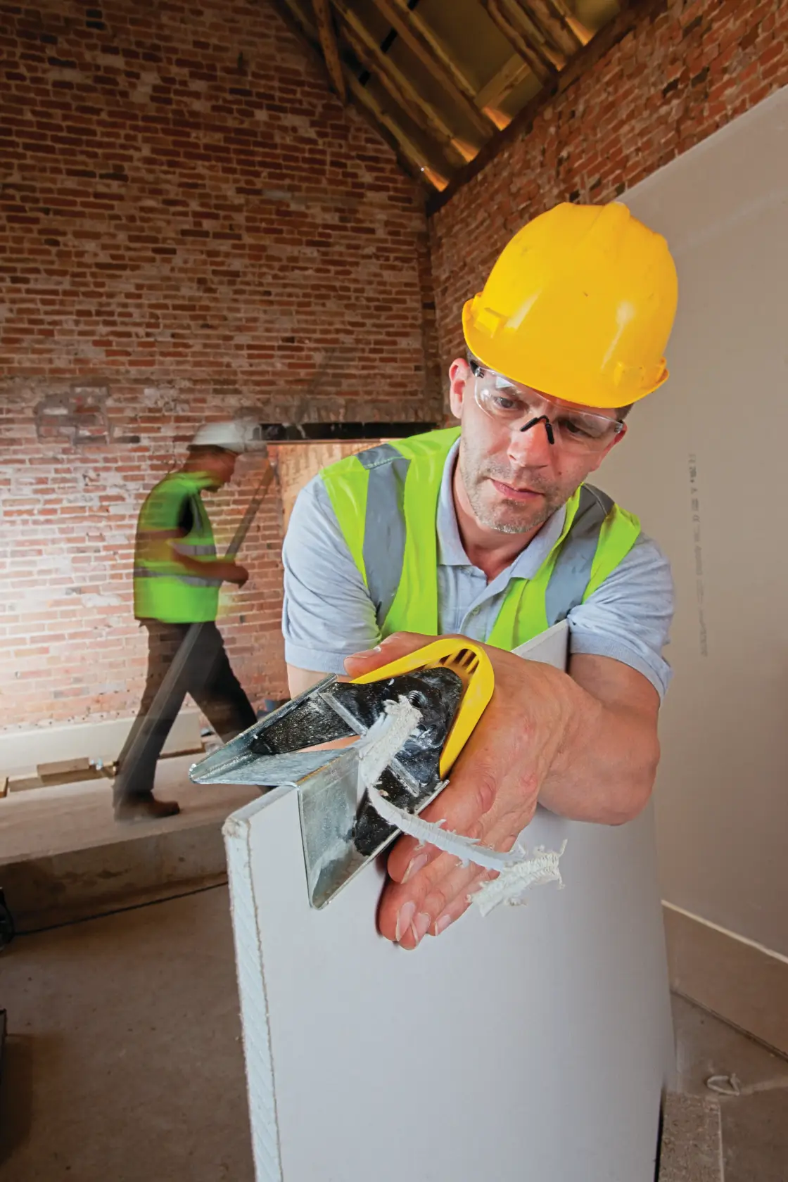 STANLEY STHT1-05937 Handwerkzeug zum Schneiden von Trockenbau, im Einsatz auf Baustelle.