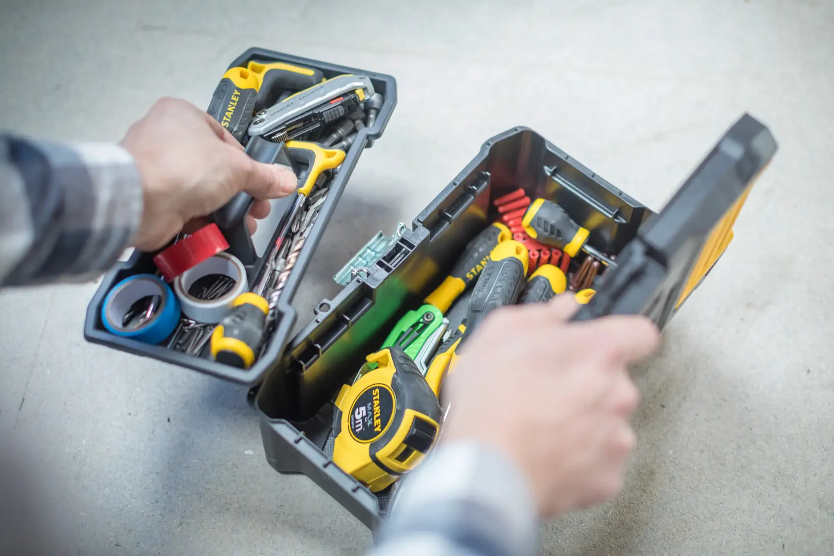 STANLEY Werkzeugkasten geöffnet mit Werkzeugen. Fotografie. SKUs: STST1-75515, STST1-75515-KR.
